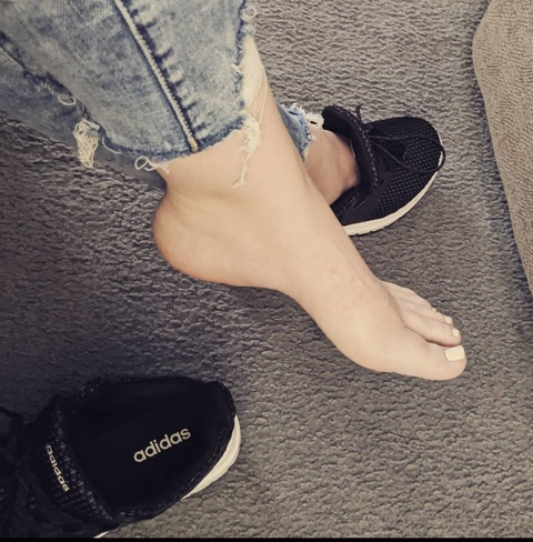 beezysfeetsies onlyfans leaked picture 2