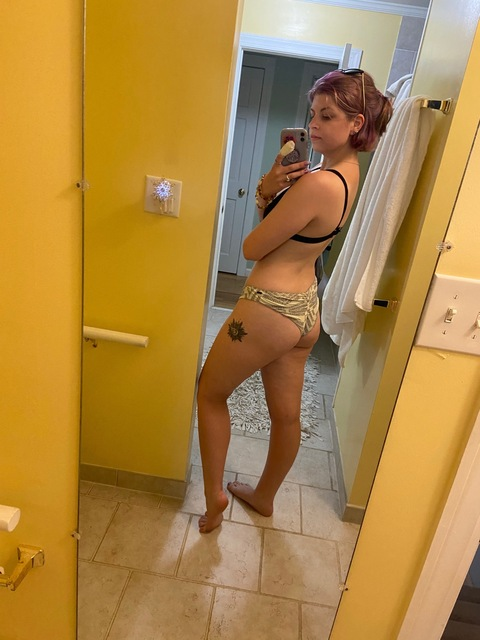 hippieb1tch22 onlyfans leaked picture 2