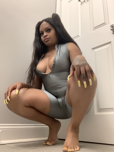 queennana215 onlyfans leaked picture 2