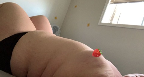 strawberry_satin onlyfans leaked picture 1